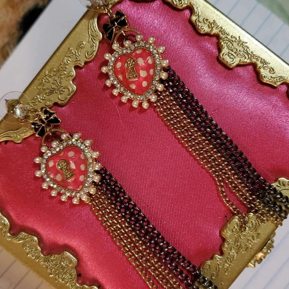 Nwt - Betsey Johnson pink heart shaped dangle earrings